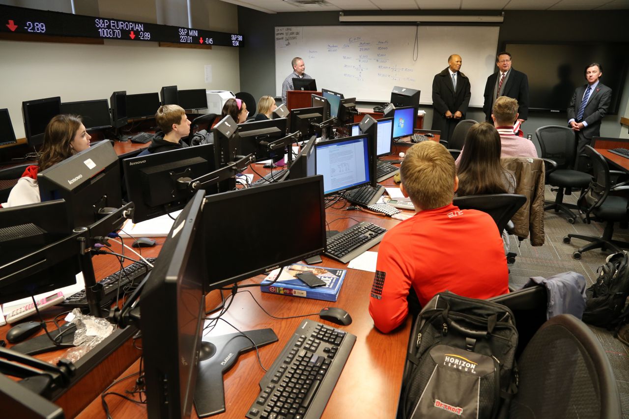 Senator Peters visits Financial Markets Lab